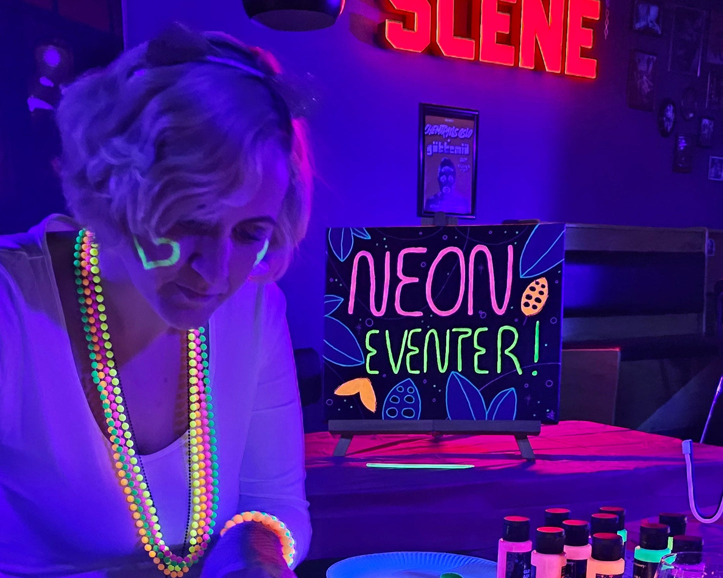 Neon Painting for bedrifter – skaper magi i mørket på julebordet