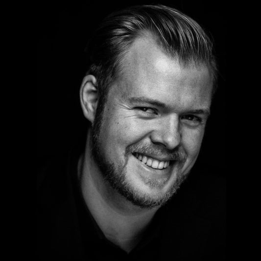 Portrett av Magnus Dorholt Kjeldal – profesjonell operasanger, sanglærer og vokalcoach i Oslo som tilbyr sangtimer, sangundervisning og klassisk sangtrening.
