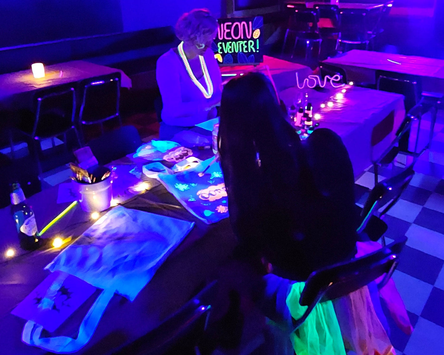 Totebags dekorert med glow-maling i bedriftsevent