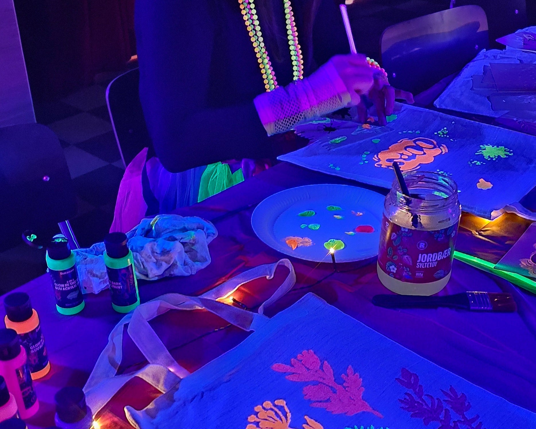 Et annerledes julebord med lysende neonfarger og maling