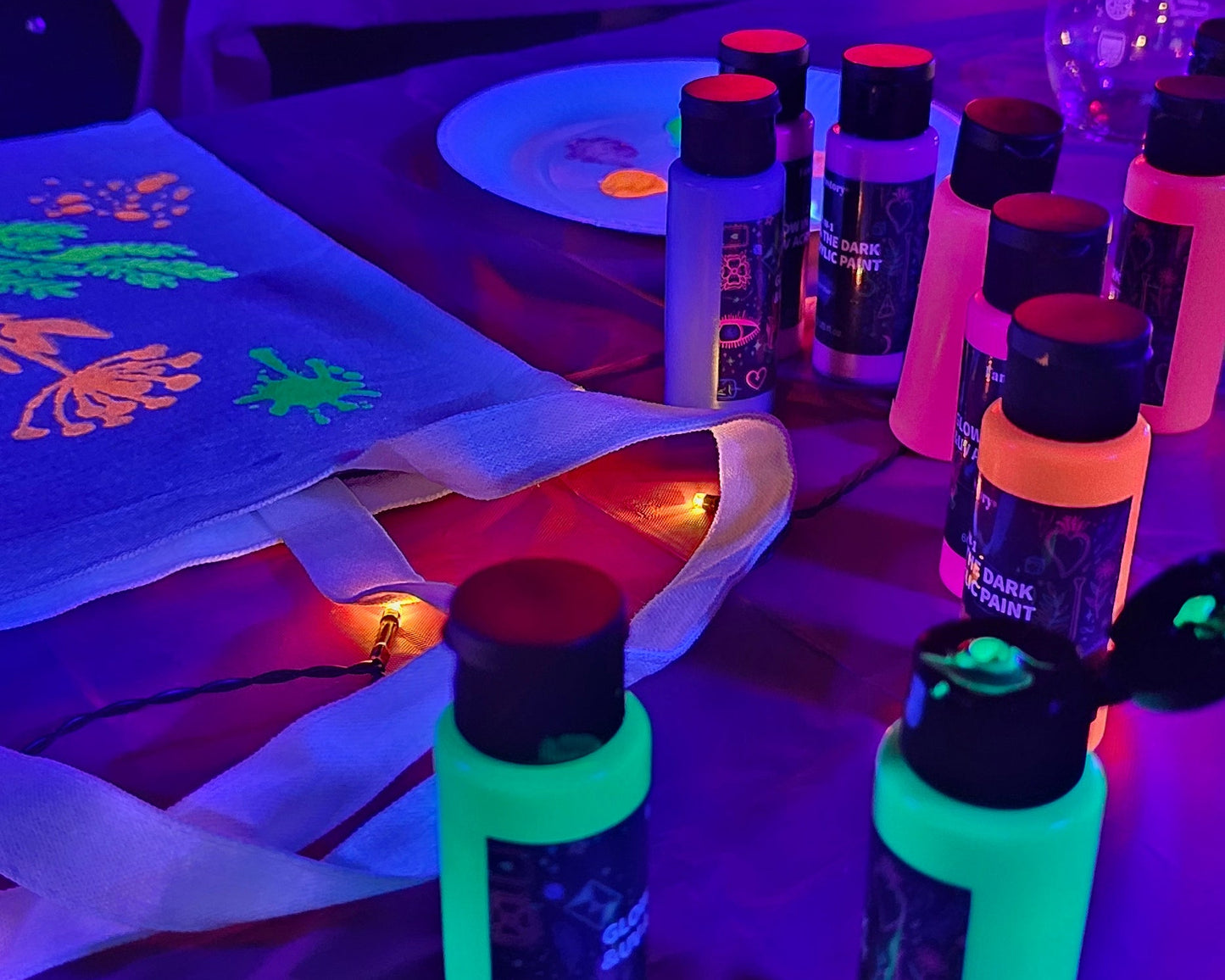 Julebordaktivitet som samler teamet – Neon Painting