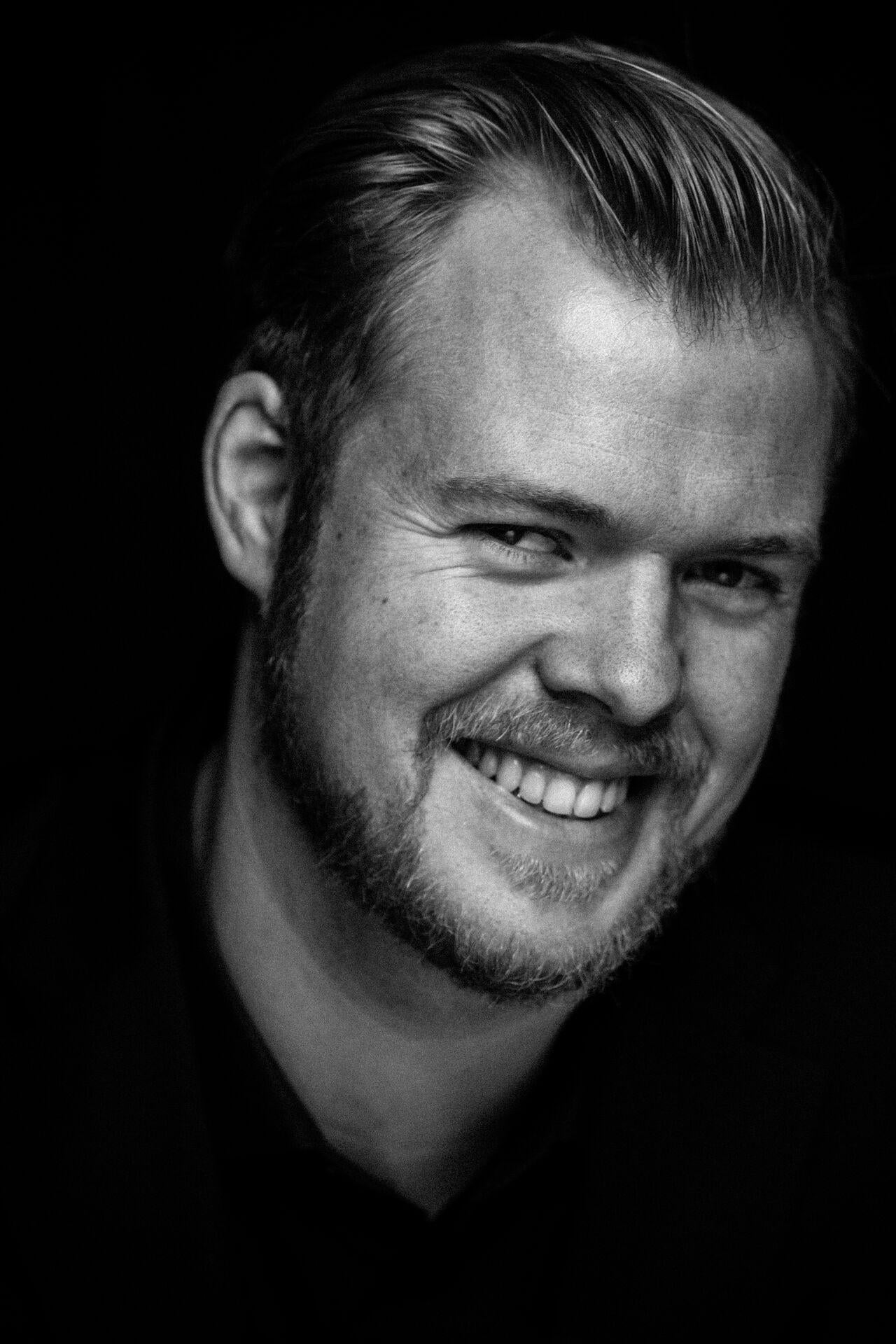 Portrett av Magnus Dorholt Kjeldal – profesjonell operasanger, sanglærer og vokalcoach i Oslo som tilbyr sangtimer, sangundervisning og klassisk sangtrening.