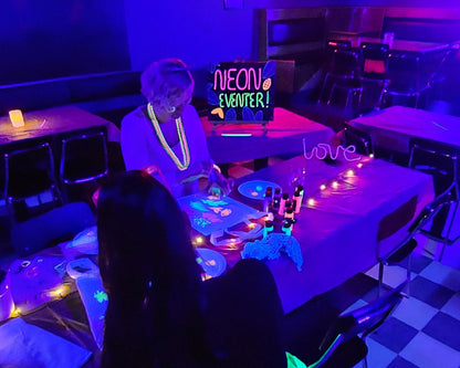 Neon Painting bedriftskurs – kreativ opplevelse for ledere og ansatte