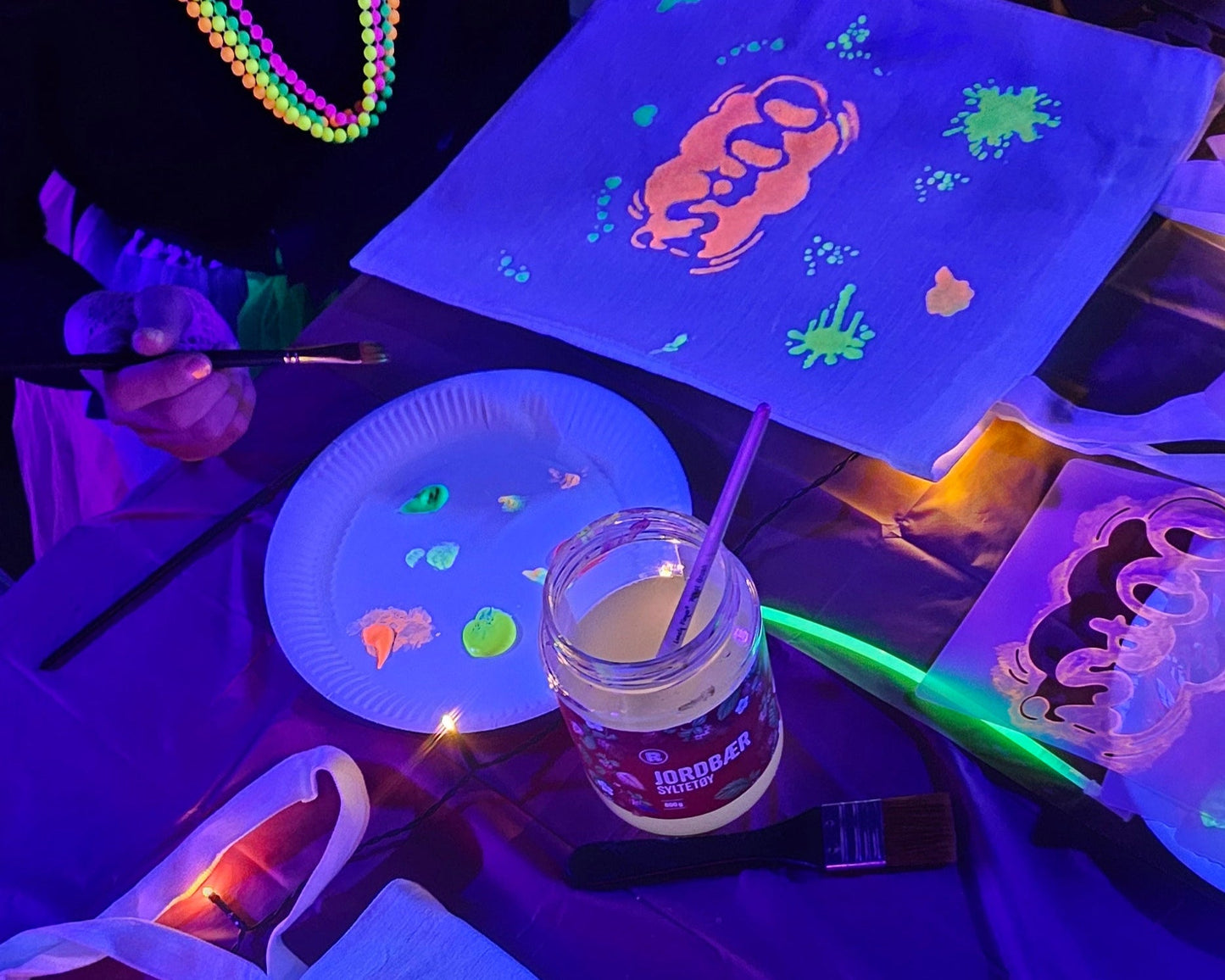 Kick off med kunst og lys – Neon Painting workshop som samler teamet