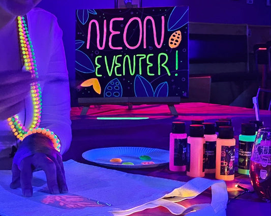 Julebord med Neon Painting – unikt bedriftsarrangement i mørket med lysende farger