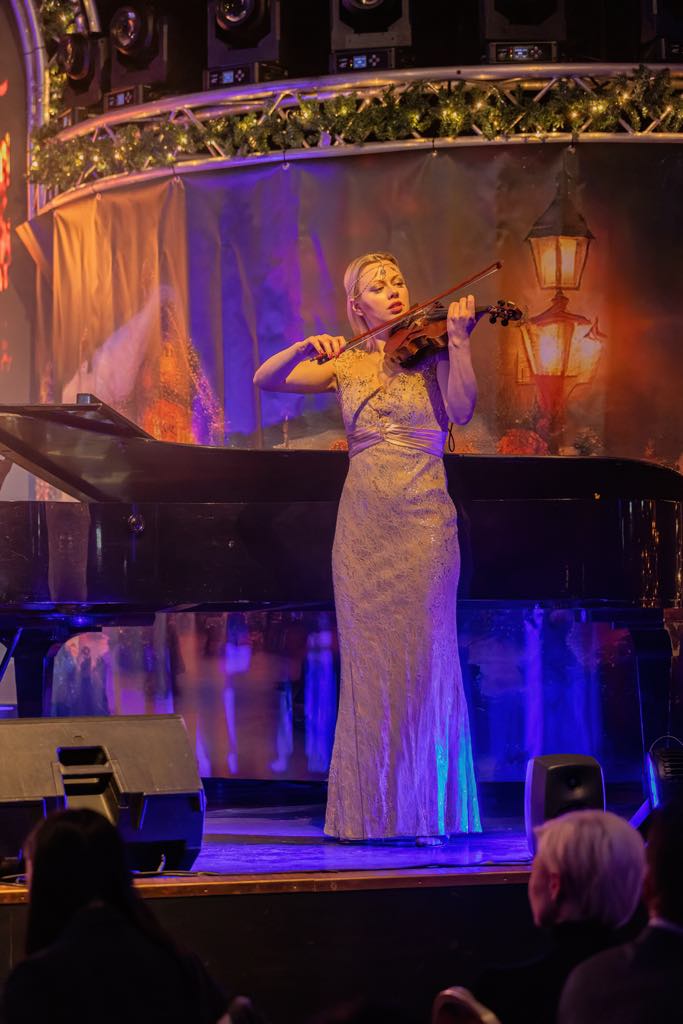 Fiolinist Olga Kivaeva spiller på event for bedrifter